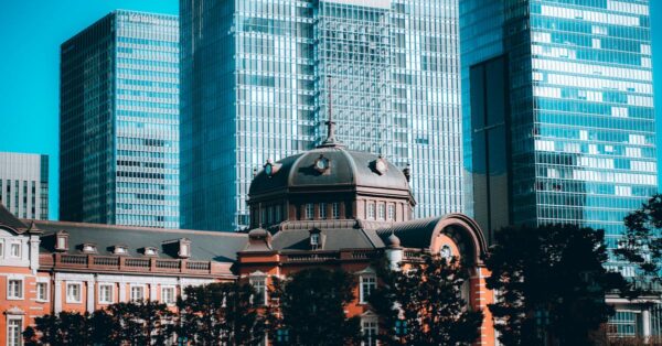 東京駅と高層ビル
