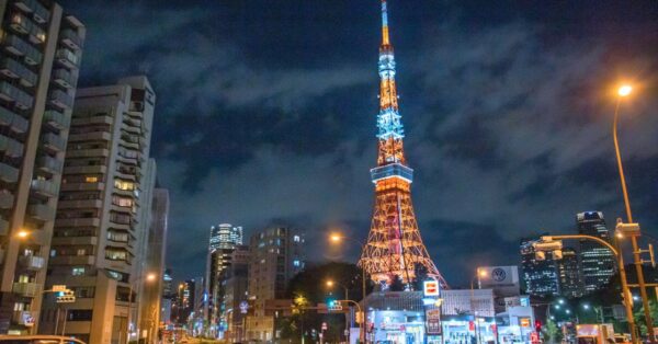 東京タワーと夜の街