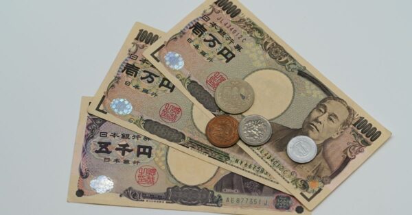 日本円の紙幣と硬貨